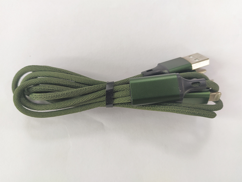 這款一拖三數(shù)據(jù)線可以解決你出門攜帶多條數(shù)據(jù)線的局面